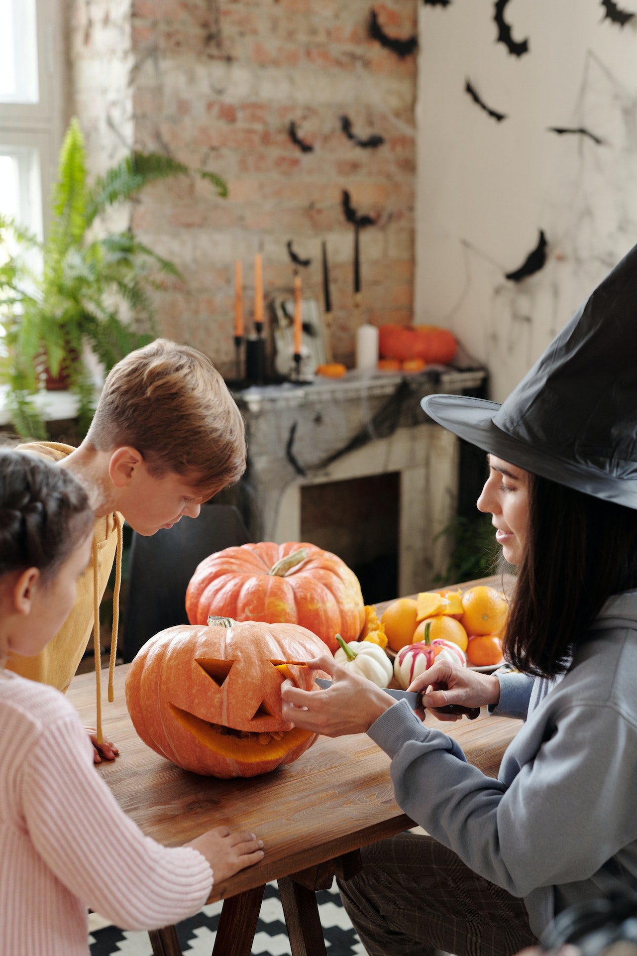 family activity pumpkin cutting workshop with children